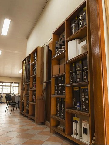 Prateleiras com fechaduras e ferragens selecionadas