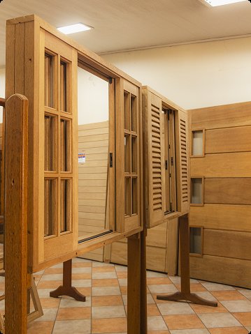 Janelas de madeira maciça com venezianas