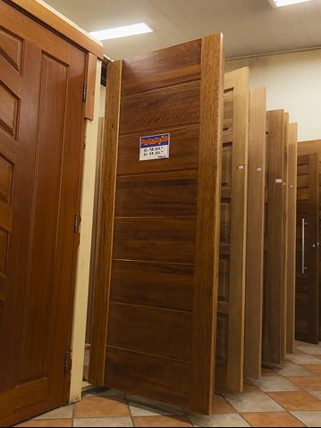 Portas de giro de madeira maciça expostas na loja
