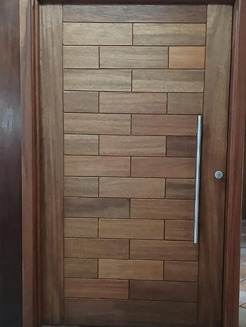 Porta pivotante de madeira com puxador em inox